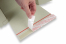 Caixa automontável em papel de erva - fecha a embalagem com a fita de vedação | Envelopesonline.pt