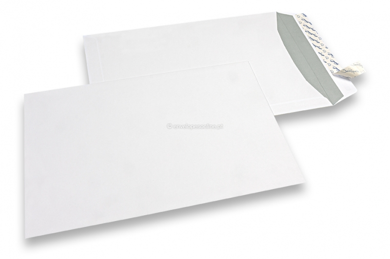 Envelopes de papel branco, 220 x 312 mm (EA4), 120 gramas, fecho autocolante.