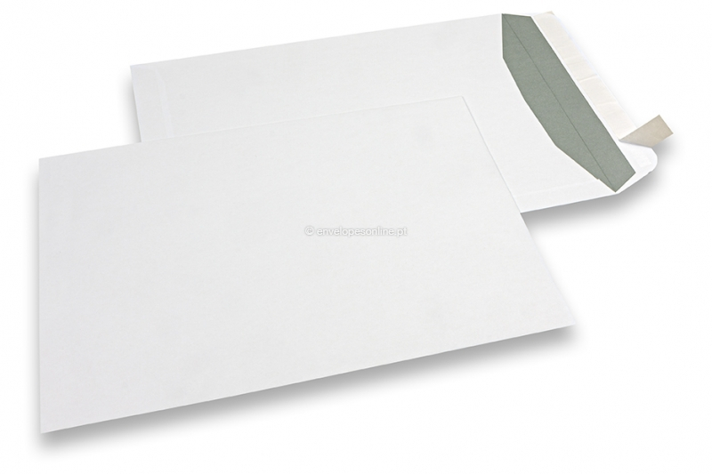 Envelopes de papel branco, 229 x 324 mm (C4), 120 gramas, fecho autocolante, peso unit. aprox. 16 g.