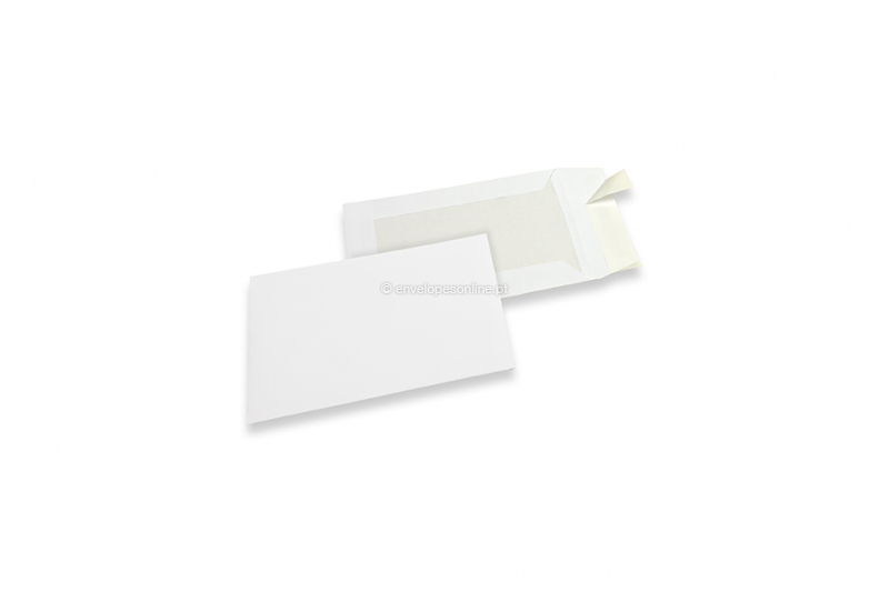 Envelopes em cartão rígido - 162 x 229 mm, frente kraft branca 120 gr, reverso duplex 450 gr branco, autocolante
