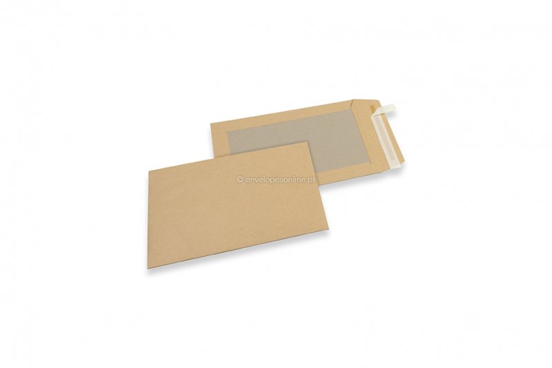 Envelopes em cartão rígido - 176 x 250 mm, frente kraft castanho 120 gr, reverso duplex 450 gr cinzento, autocolante