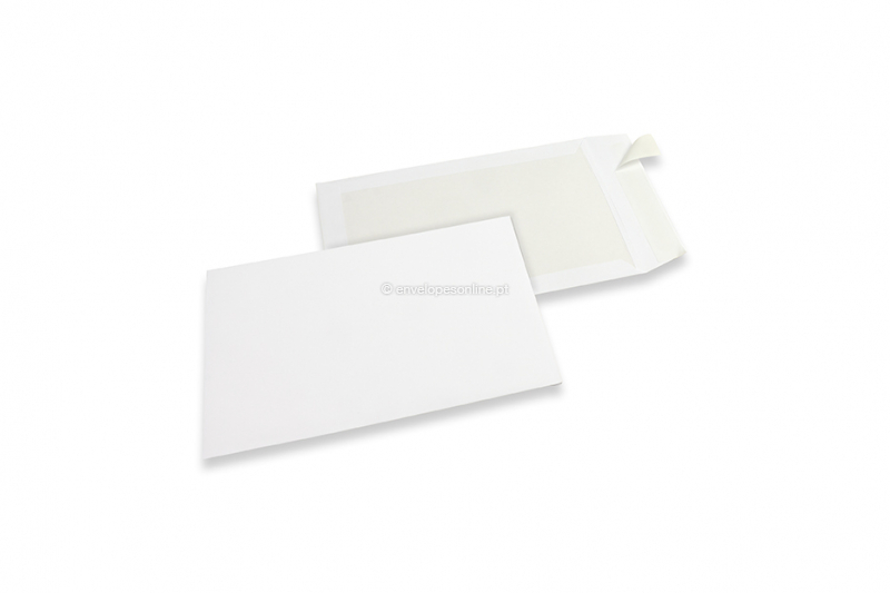 Envelopes em cartão rígido - 220 x 312 mm, frente kraft branca 120 gr, reverso duplex 450 gr branco, autocolante