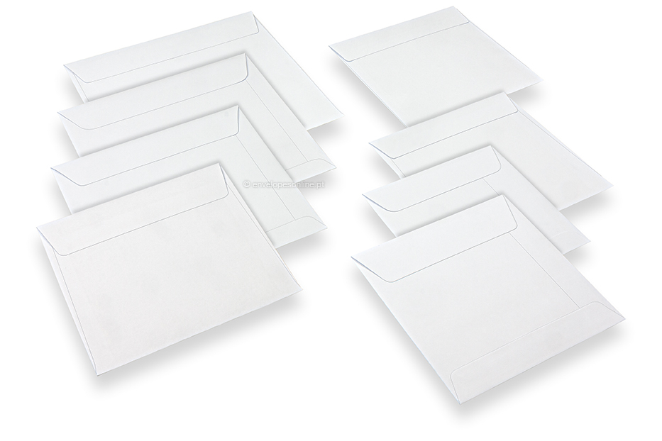 Envelopes brancos quadrados