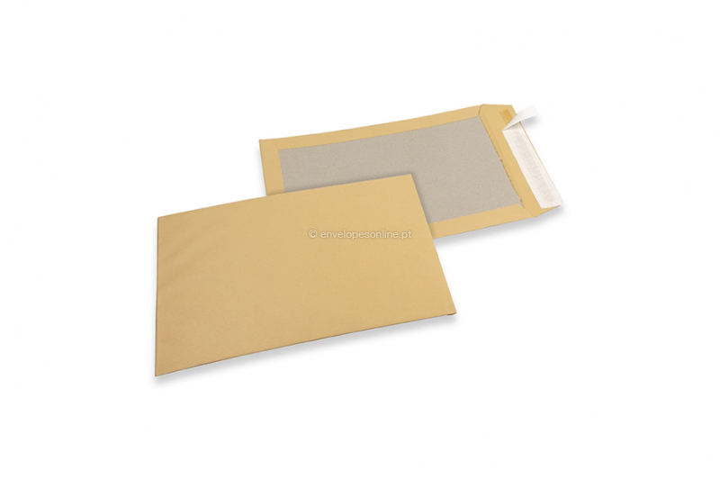 Envelopes em cartão rígido - 229 x 324 mm, frente kraft castanho 120 gr, reverso duplex 450 gr castanho, autocolante