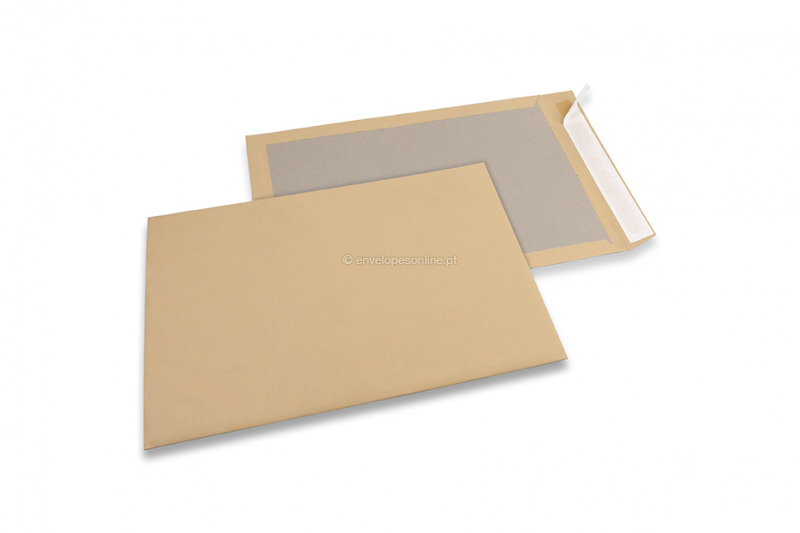 Envelopes em cartão rígido - 320 x 420 mm, frente kraft castanho 120 gr, reverso duplex 450 gr cinzento, autocolante